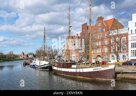 Lubecca, Germania, 11 aprile 2022: Storiche navi a vela in legno nel porto museo sul fiume trave, sulla banchina della città vecchia di Lubecca con Foto Stock