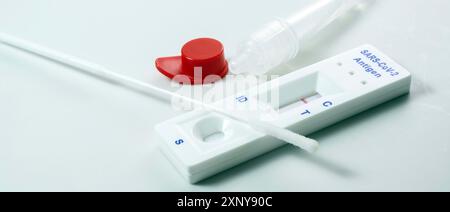 Kit di autotest antigene rapido con risultato negativo, diagnostica covid-19 con tamponi nasali, provetta e dispositivo di rilevamento, sfondo chiaro, spazio di copia Foto Stock