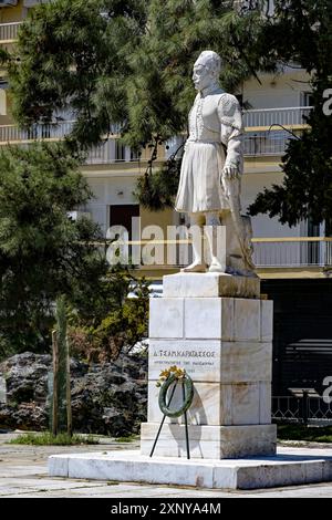 Statua di Dimitrios o Tsamis Karatasos, capo e combattente per la libertà durante la rivoluzione greca e per il raggiungimento dell'indipendenza nazionale Foto Stock