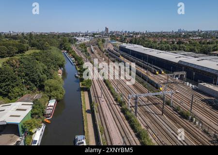 Vista aerea della Great Western Main Line in direzione del centro di Londra, Regno Unito. Foto Stock