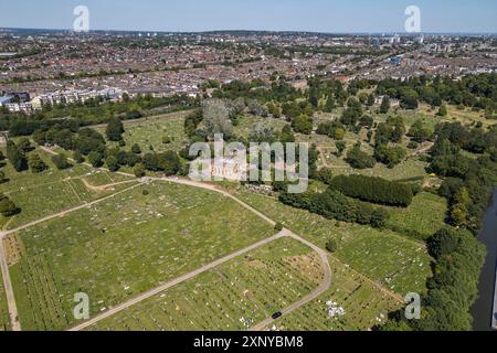 Vista aerea del West London Crematorium, St Mary's Catholic Cemetery, Londra, Regno Unito. Foto Stock