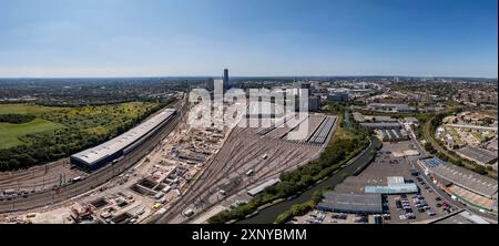 Vista panoramica aerea del cantiere della stazione ferroviaria HS2 Old Oak Common (luglio 2024) e del deposito della linea Elizabeth Old Oak Common, Londra, Regno Unito. Foto Stock