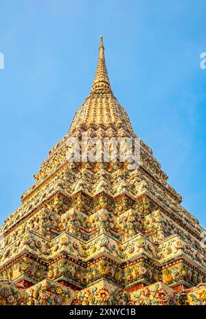 Dettagli architettonici, chedi stupa, complesso Wat Pho, Bangkok, Thailandia Foto Stock