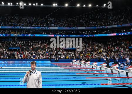 Parigi, Francia. 2 agosto 2024. Leon Marchand di Francia mostra la medaglia dopo aver gareggiato nella Medley Final individuale di nuoto 200m, quarta medaglia d'oro durante i Giochi Olimpici di Parigi 2024 alla la Defense Arena di Parigi (Francia), 2 agosto 2024. Crediti: Insidefoto di andrea staccioli/Alamy Live News Foto Stock