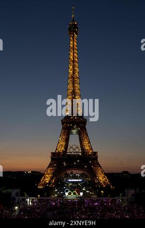 Parigi, Francia. 2 agosto 2024. Foto della Torre Eiffel, durante i Giochi Olimpici di Parigi 2024, venerdì 2 agosto 2024 a Parigi, Francia. I Giochi della XXXIII Olimpiade si svolgono a Parigi dal 26 luglio all'11 agosto. La delegazione belga conta 165 atleti in 21 sport. BELGA FOTO DIRK WAEM credito: Belga News Agency/Alamy Live News Foto Stock