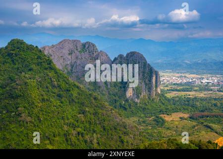 Panorama di Vang Vieng e del paesaggio di Kart dal punto panoramico di Pha Ngern, provincia di Vientiane, Laos Foto Stock