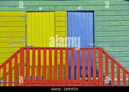 Cabine colorate sulla spiaggia di St. James vicino a Muizenberg, Falsebay, Somerset West, Sudafrica Foto Stock