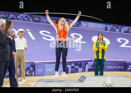 Parigi, Francia. 2 agosto 2024. PARIGI, FRANCIA - 2 AGOSTO: Manon Veenstra dei Paesi Bassi riceve la medaglia d'argento durante il giorno 7 del ciclismo - BMX Racing - Giochi Olimpici Parigi 2024 allo Stadio BMX di Saint-Quentin-en-Yvelines il 2 agosto 2024 a Parigi, Francia. (Foto di Andre Weening/Orange Pictures) credito: Orange Pics BV/Alamy Live News Foto Stock