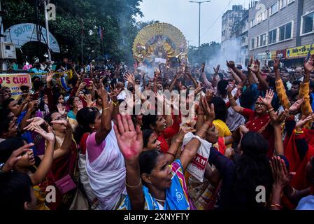 I devoti partecipano a una marcia a piedi in occasione del Vijay Dashmi, a Guwahati, Assam, India, venerdì 19 ottobre, 2018 Foto Stock