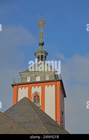 Torre con la corona dorata simbolo sulla guglia della Nikolaikirche, dorata, corona, Siegen, Siegerland, Renania settentrionale-Vestfalia, Germania Foto Stock