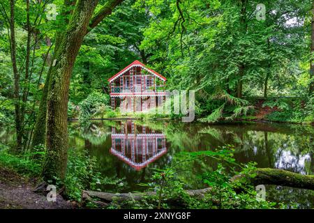 Schweizerhaus nel parco del castello di Ritzebuettel, città termale del Mare del Nord di Cuxhaven, costa del Mare del Nord, Elba, estuario dell'Elba, bassa Sassonia, Germania Foto Stock