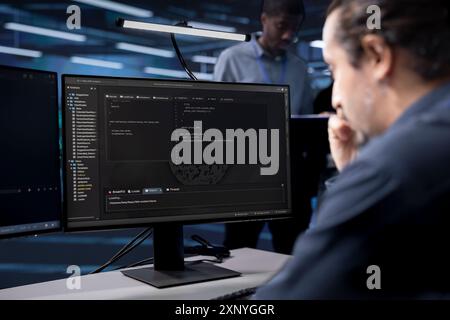 Specialista IT riconfigurazione della sala server per ottimizzarla in base alle esigenze di elaborazione dei dati dei clienti. Codifica del programmatore, per garantire il funzionamento efficiente delle apparecchiature del data center Foto Stock