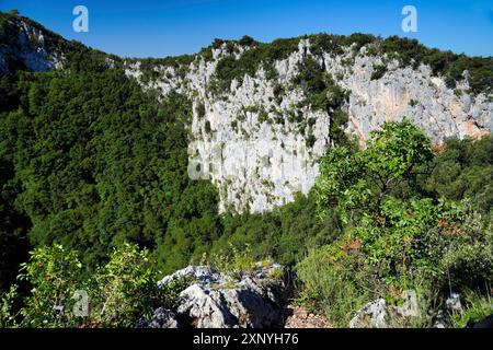 Imbuto terrestre, Monti Sabini, grotta carsica verde, Dolina del Revotano, Roccantica, provincia di Rieti, regione Lazio, Italia, Roccantica, Lazio, Italia Foto Stock
