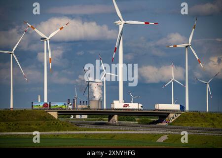 RWE Windpark Juechen A44n, parco eolico di Garzweiler, presso la miniera di lignite a cielo aperto di Garzweiler, sull'autostrada A44, svincolo autostradale di Jackerath, compreso Foto Stock