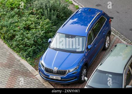 OSTRAVA, REPUBBLICA CECA - 27 SETTEMBRE 2023: SUV blu ceco Skoda Kodiaq parcheggiato in strada Foto Stock