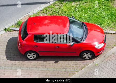 OSTRAVA, REPUBBLICA CECA - 11 MAGGIO 2024: Veicolo berlina Red Skoda Fabia II parcheggiato in strada Foto Stock