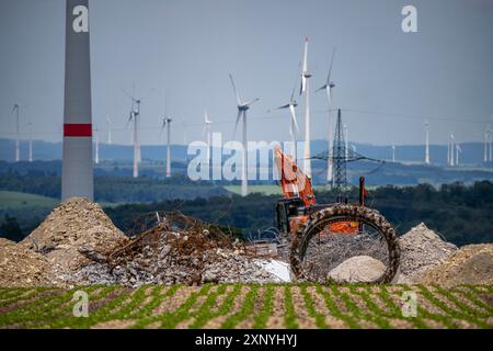 Parco eolico a nord di Marsberg, la vecchia turbina eolica viene demolita, crea spazio per nuove e più potenti turbine eoliche, che riforniscono energia, Hochsauerlandkreis Foto Stock