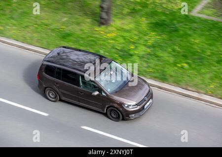 OSTRAVA, REPUBBLICA CECA - 4 APRILE 2024: Volkswagen Touran MPV dopo il secondo lifting con effetto motion blur Foto Stock