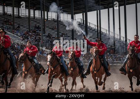 Cheyenne, Wyoming, Stati Uniti. 26 luglio 2024. La 1st Infantry Division, Headquarters and Headquarters Battalion, Commanding Generals Mounted Color Guard, ha partecipato alla 127a edizione dei Cheyenne Frontier Days a Cheyenne, Wyoming, 26 luglio 2024. Il CGMCG sfrutta questa opportunità per raggiungere nuove comunità attraverso eventi pubblici e dimostrazioni di cavalleria. (Credit Image: © U.S. Army/ZUMA Press Wire) SOLO PER USO EDITORIALE! Non per USO commerciale! Foto Stock