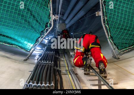 I soccorritori in altezza dei vigili del fuoco professionisti di Oberhausen praticano la discesa da una turbina eolica da un'altezza di 150 metri, salendo nel Foto Stock