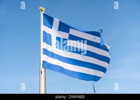 19 settembre 2023: La bandiera greca vola nel vento estivo contro un cielo blu brillante, simboleggiando il patriottismo e l'identità culturale della Grecia *** die griechische Flagge weht im Sommerwind vor einem strahlend blauen Himmel und symbolisiert den Patriotismus und die kulturelle Identität Griechenlands Foto Stock