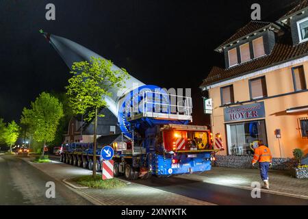 Trasporto di una pala di 68 metri di lunghezza, 22 tonnellate di una turbina eolica, qui a Breckerfeld-Waldbauer, con un veicolo semovente Blade-Lifter, oltre un 40 Foto Stock