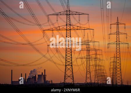 Centrale elettrica a lignite di Neurath, vicino a Grevenbroich, centrale elettrica RWE unità A-e, linee elettriche ad alta tensione Foto Stock