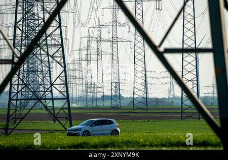 Linee ad altissima tensione, 380 KV, linea elettrica, l'elettricità proviene dall'area mineraria della lignite renana, dalla centrale Neurath nelle vicinanze Foto Stock