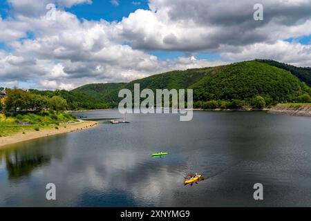 Rursee, baia vicino al villaggio di Rurberg, diga di Eisebachrsee, Parco Nazionale di Eifel, Renania settentrionale-Vestfalia, Germania Foto Stock