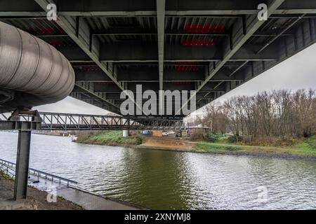 Ponte autostradale A42, sul canale Reno-Herne, con ingenti danni strutturali, completamente chiuso per i prossimi mesi, tra il Bottrop-Sued e. Foto Stock