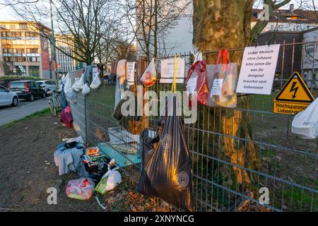 Recinzione regalo con donazioni per senzatetto e bisognosi, cibo, articoli per l'igiene, abbigliamento, a Essen Ruettenscheid, effetti della crisi della corona in Foto Stock