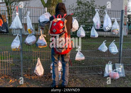 Recinzione regalo con donazioni per senzatetto e bisognosi, cibo, articoli per l'igiene, abbigliamento, a Essen Ruettenscheid, effetti della crisi della corona in Foto Stock