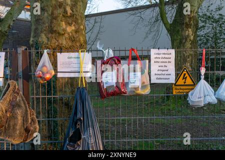 Recinzione regalo con donazioni per senzatetto e bisognosi, cibo, articoli per l'igiene, abbigliamento, a Essen Ruettenscheid, effetti della crisi della corona in Foto Stock