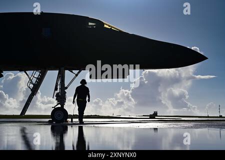 Andersen Air Force base, Guam. 13 giugno 2024. Il Senior Airman Alexander Fett, 28th Aircraft Maintenance Squadron, capo dell'equipaggio dedicato, attende il taxi di un B-1B Lancer presso Andersen Air Force base, Guam, 13 giugno 2024, a supporto di una missione Bomber Task Force. Le missioni BTF sostengono gli obiettivi di sicurezza nazionale attraverso la velocità, la flessibilità e la prontezza dei nostri bombardieri strategici. (Immagine di credito: © Jake Jacobsen/U.S. Air Force /ZUMA Press Wire) SOLO PER USO EDITORIALE! Non per USO commerciale! Foto Stock