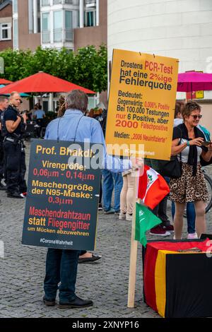 Dimostrazione contro le misure Corona, le maschere obbligatorie, ecc., a Duesseldorf Germania Foto Stock