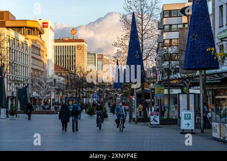 Il centro della città di Duisburg, via dello shopping Koenigstrasse, il giorno dell'apertura della decorazione di luci natalizie, di solito anche del Foto Stock