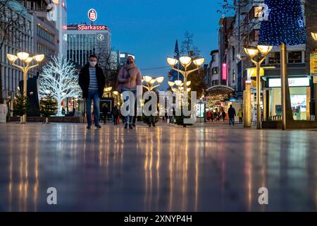 Il centro della città di Duisburg, via dello shopping Koenigstrasse, il giorno dell'apertura della decorazione di luci natalizie, di solito anche del Foto Stock