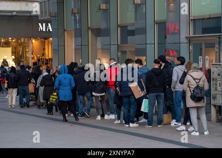 Via dello shopping Limbecker Strasse, lunghe code di fronte ad alcuni negozi, qui una catena di moda, zona pedonale, affollata, molte persone che fanno shopping, alcune Foto Stock