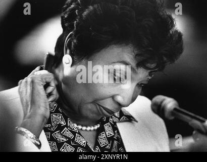 Austin Texas USA, 1993: Il senatore di stato EDDIE BERNICE JOHNSON (D-Dallas) guarda un disegno di legge nella camera del Senato del Texas Capitol. ©Bob Daemmrich Foto Stock