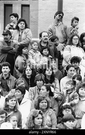 Laredo, Texas USA, circa 1993: La folla seduto nelle gradinate guarda la sfilata annuale della celebrazione del compleanno di Washington passare attraverso il centro città. ©Bob Daemmrich Foto Stock