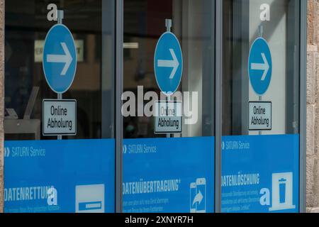 Centro di Bochum, durante la terza crisi Corona, Kortumstrasse, vetrina dei grandi magazzini di elettronica Saturn, collezione di Foto Stock