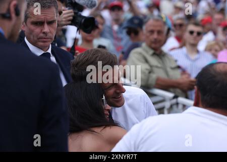 Parigi, Francia. 2 agosto 2024. Olimpiadi di Parigi: Equestre. Emmanuel Macron, Presidente della Francia oggi alla Versailles Equestrian Venue, e in posa per selfie con la folla. Crediti: Adam Stoltman/Alamy Live News Foto Stock