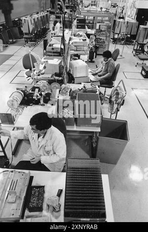 Austin Texas USA, circa 1992: Produzione high-tech in Texas: Linea di assemblaggio presso lo stabilimento IBM. File EH-0049 ©Bob Daemmrich Foto Stock