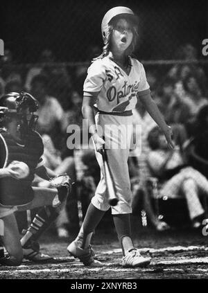 College Station Texas USA, 1978: Batter della squadra giovanile di baseball della lega protesta contro una chiamata di strikeout in una partita di campionato. ©Bob Daemmrich Foto Stock