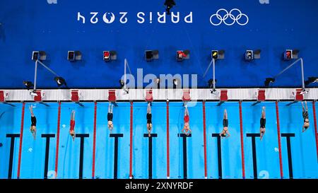 Parigi, Francia. 2 agosto 2024. Le atlete gareggiano durante 200 le semifinali medley individuali femminili di nuoto ai Giochi Olimpici di Parigi 2024 a Parigi, Francia, il 2 agosto 2024. Crediti: Xia Yifang/Xinhua/Alamy Live News Foto Stock