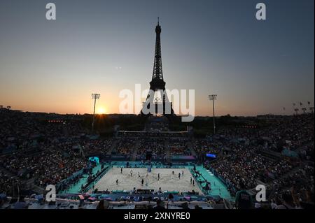 Parigi, fra. 2 agosto 2024. Vista della Torre Eiffel al tramonto dietro il campo di pallavolo olimpico sul campo di Marte durante le Olimpiadi estive di Parigi del 2024 tenutesi a Parigi, in Francia, il 2 agosto 2024. I Giochi della XXXIII Olimpiade si svolgono in Francia dal 26 luglio all'11 agosto 2024. (Foto di Anthony Behar/Sipa USA) credito: SIPA USA/Alamy Live News Foto Stock