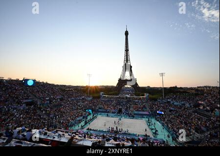 Parigi, fra. 2 agosto 2024. Vista della Torre Eiffel al tramonto dietro il campo di pallavolo olimpico sul campo di Marte durante le Olimpiadi estive di Parigi del 2024 tenutesi a Parigi, in Francia, il 2 agosto 2024. I Giochi della XXXIII Olimpiade si svolgono in Francia dal 26 luglio all'11 agosto 2024. (Foto di Anthony Behar/Sipa USA) credito: SIPA USA/Alamy Live News Foto Stock