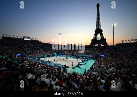 Parigi, fra. 2 agosto 2024. Vista della Torre Eiffel al tramonto dietro il campo di pallavolo olimpico sul campo di Marte durante le Olimpiadi estive di Parigi del 2024 tenutesi a Parigi, in Francia, il 2 agosto 2024. I Giochi della XXXIII Olimpiade si svolgono in Francia dal 26 luglio all'11 agosto 2024. (Foto di Anthony Behar/Sipa USA) credito: SIPA USA/Alamy Live News Foto Stock