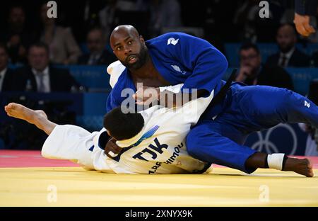 Parigi, Francia. 2 agosto 2024. Teddy Riner (top) francese gareggia con Temur Rakhimov del Tagikistan durante la simifinale maschile di judo di 100 kg di tabella B ai Giochi Olimpici di Parigi 2024 a Parigi, Francia, il 2 agosto 2024. Crediti: Li An/Xinhua/Alamy Live News Foto Stock