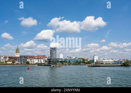 Vista dal traghetto che attraversa il lago di Costanza fino all'ingresso del porto e al lungomare della città di Friedrichshafen, il lago di Costanza Foto Stock